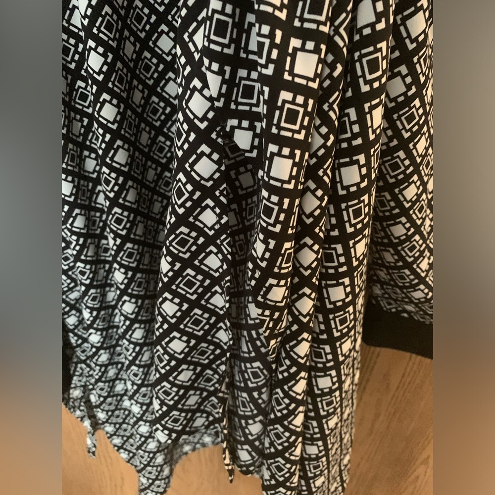 Cathrine’s Black and White Geometric Tunic Top with Roll-up Button Sleeve - Picture 7 of 7
